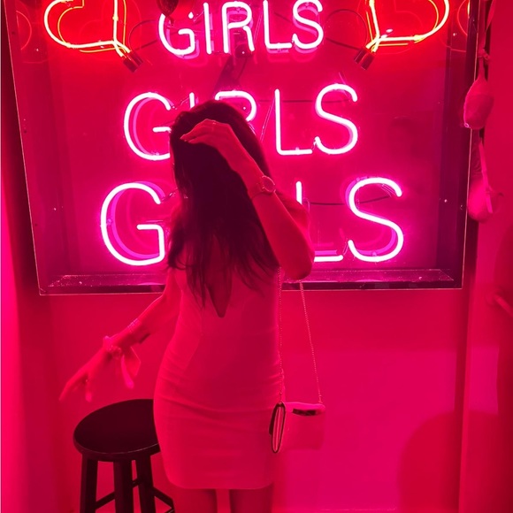 Cleavage dress - Picture 2 of 5